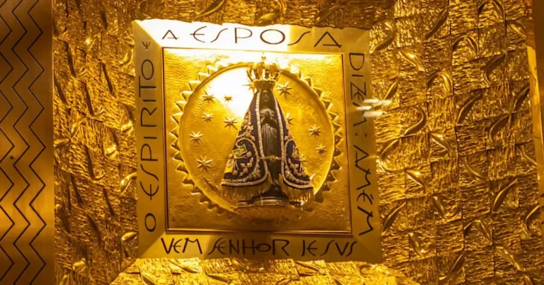 Imagem da Padroeira do Brasil, Nossa Senhora Aparecida, com seu manto azul, em destaque para o guia completo de catequese.